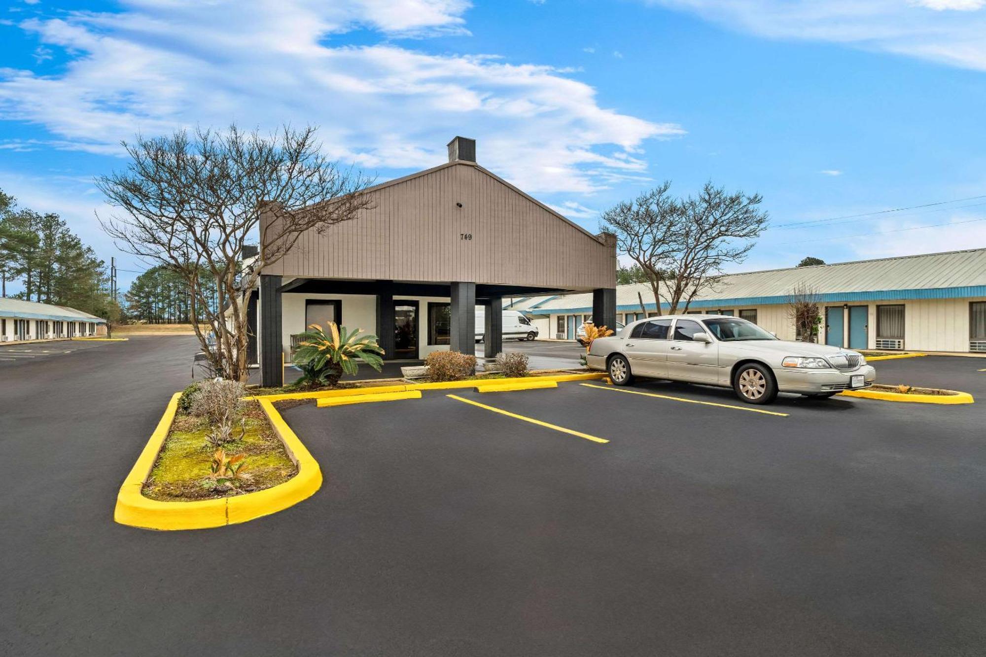 Rodeway Inn & Suites Brookhaven Exterior photo